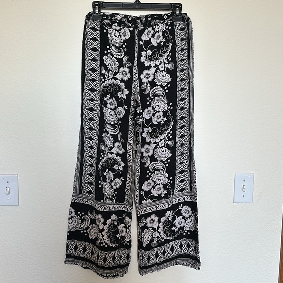 Angie Black and White Floral Flowy Lightweight Pants - Picture 2 of 4